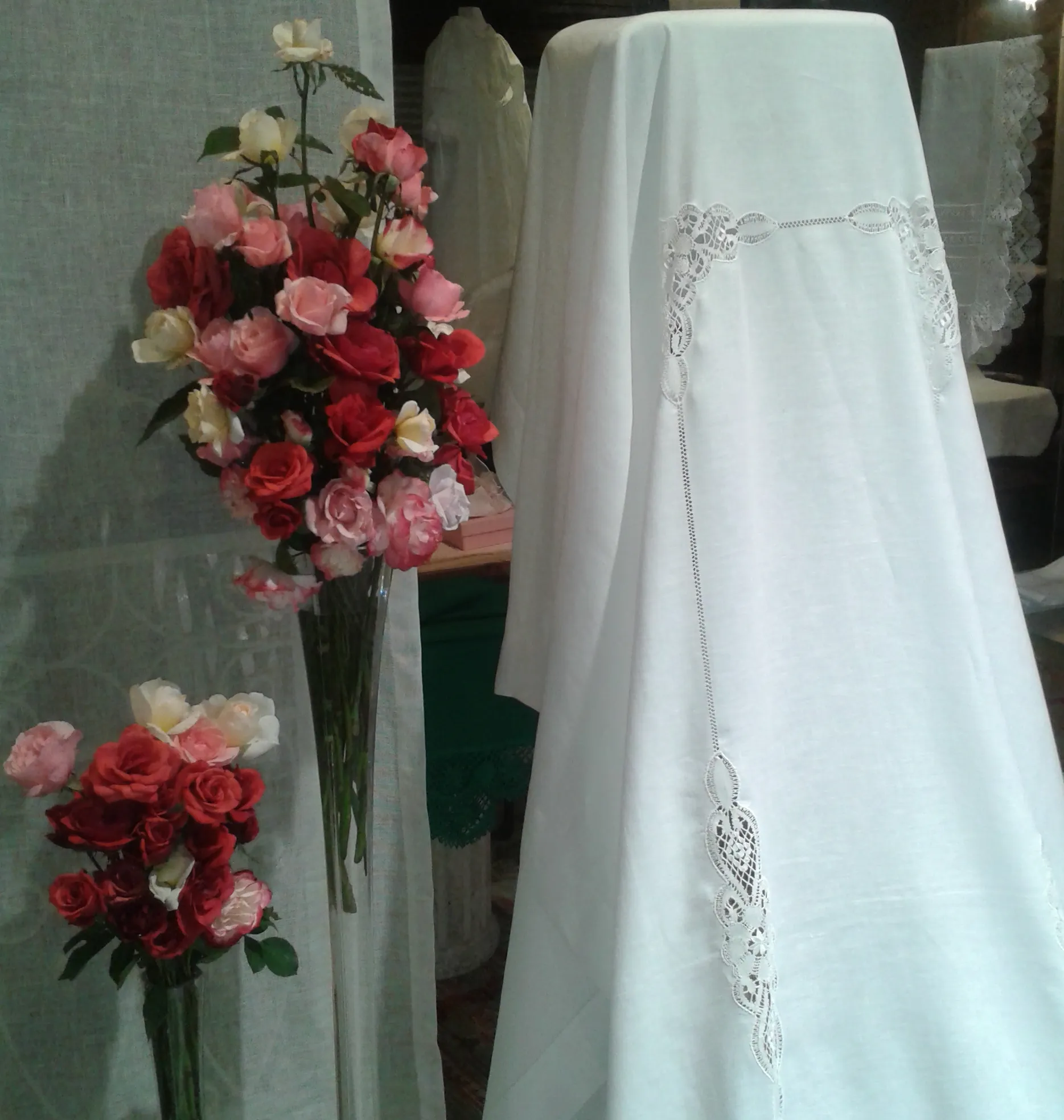 Mantelería de lino con aplicaciones de encaje de bolillos (vendido)