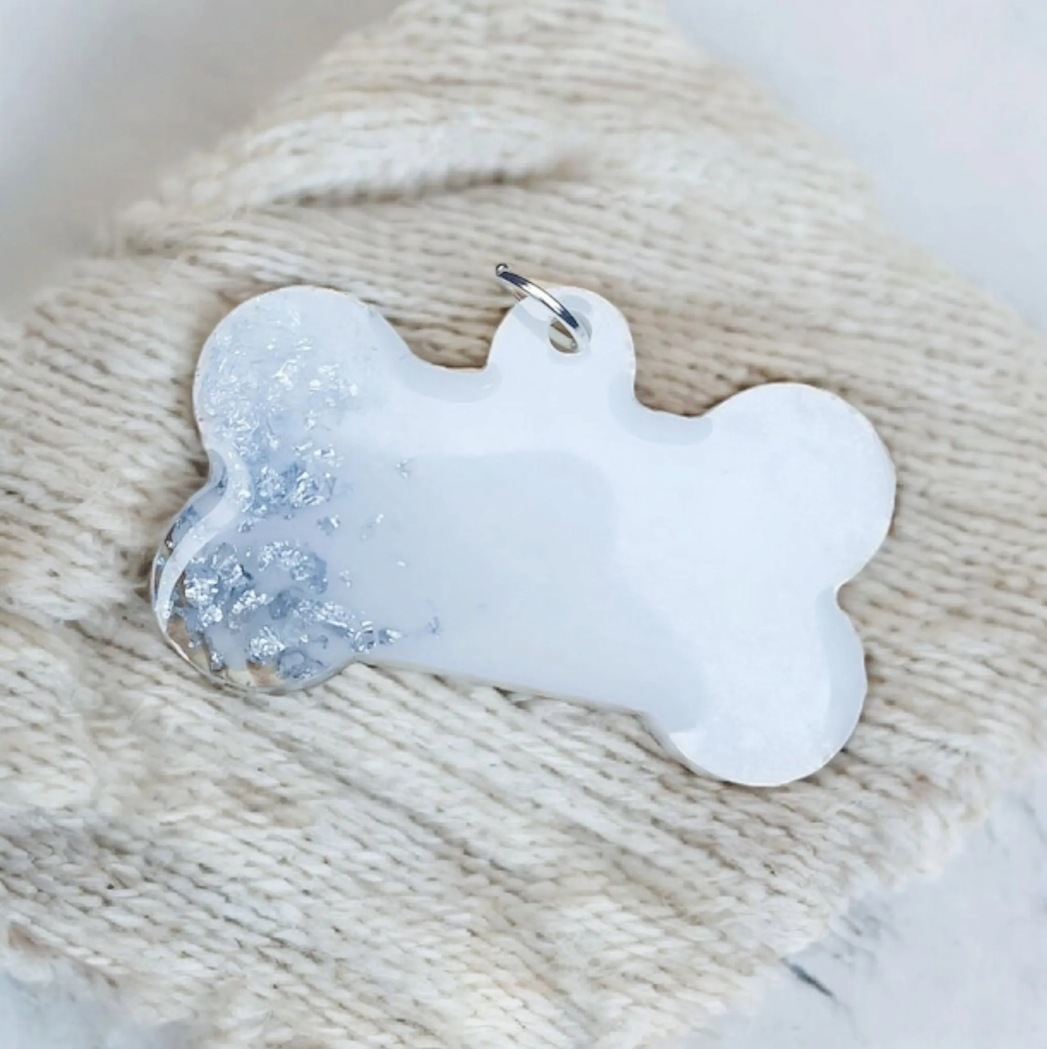 Identificador perro blanco y plata