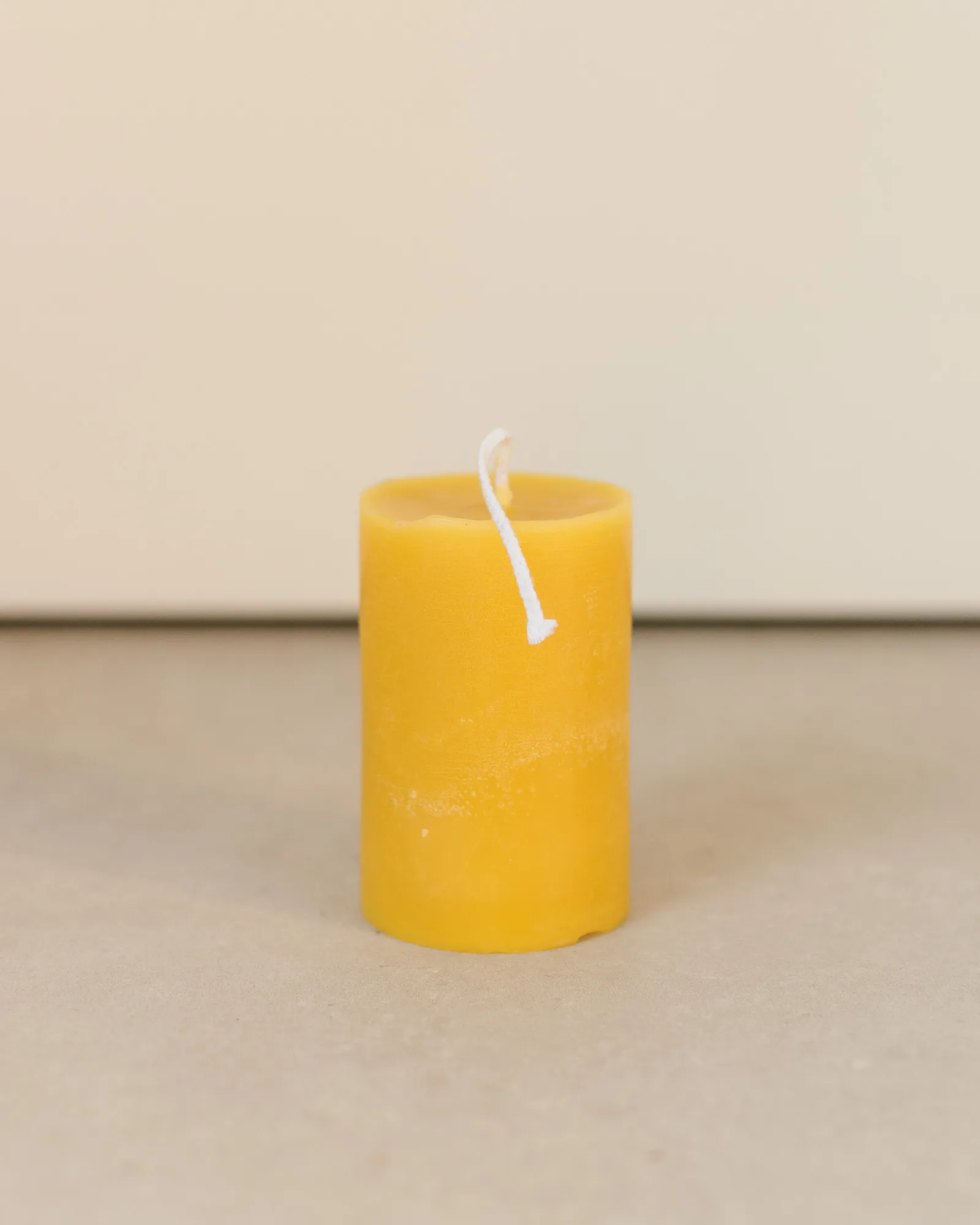 Vela cilíndrica de cera de abeja, Lucía