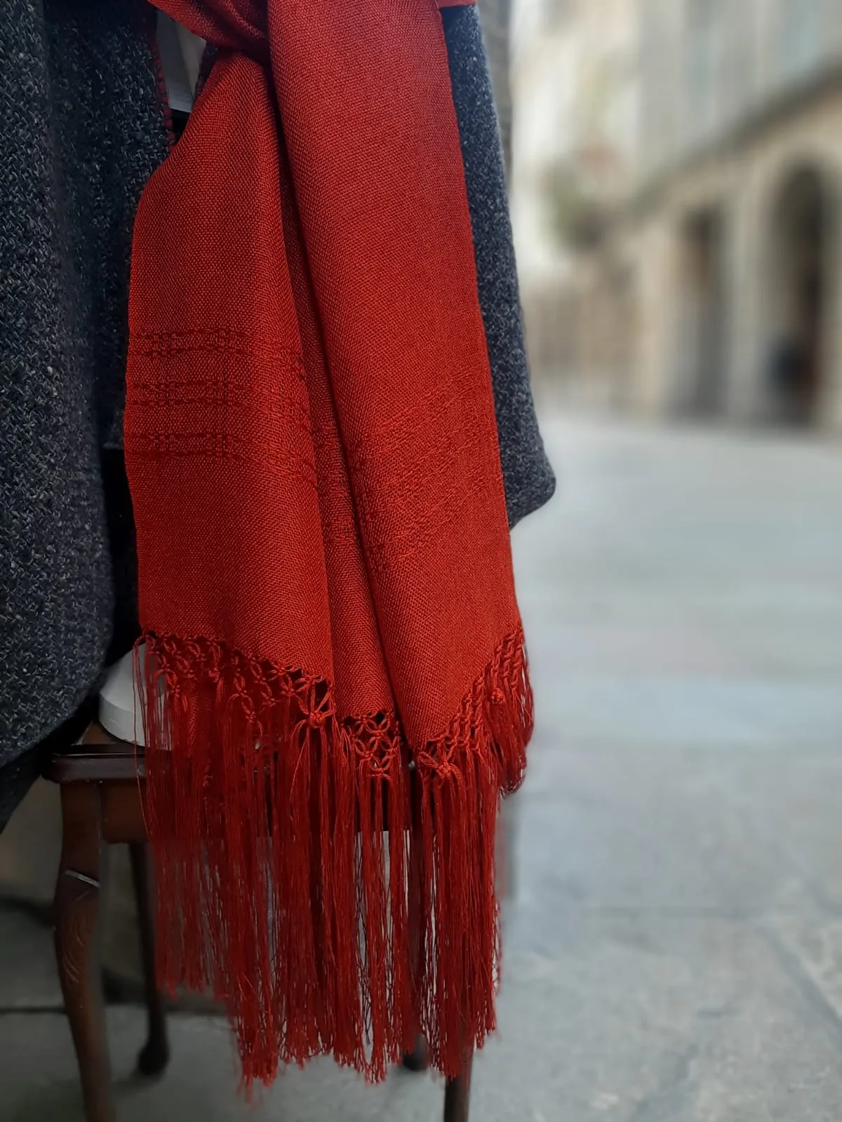 Chal color teja elaborado a mano en telar tradicional gallego - Imagen 6