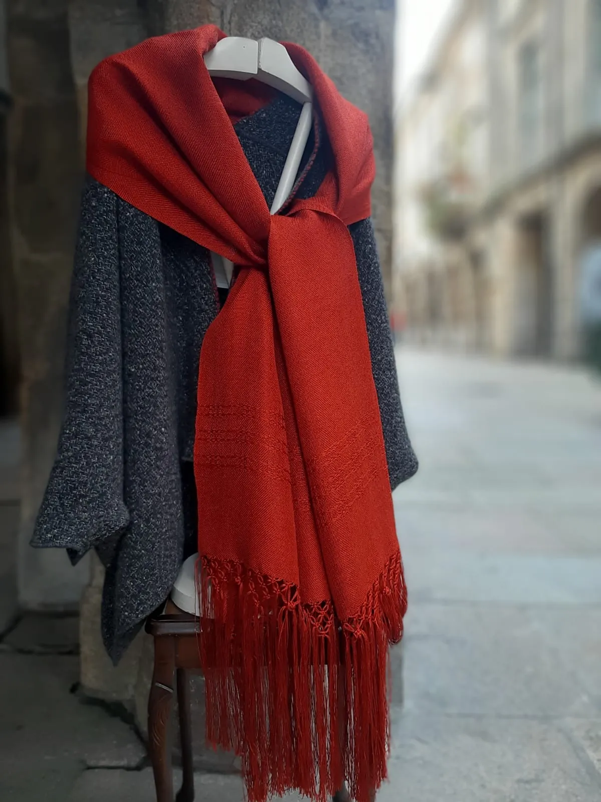 Chal color teja elaborado a mano en telar tradicional gallego - Imagen 5