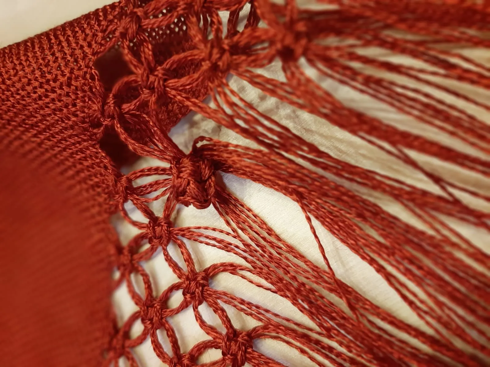 Chal color teja elaborado a mano en telar tradicional gallego - Imagen 3