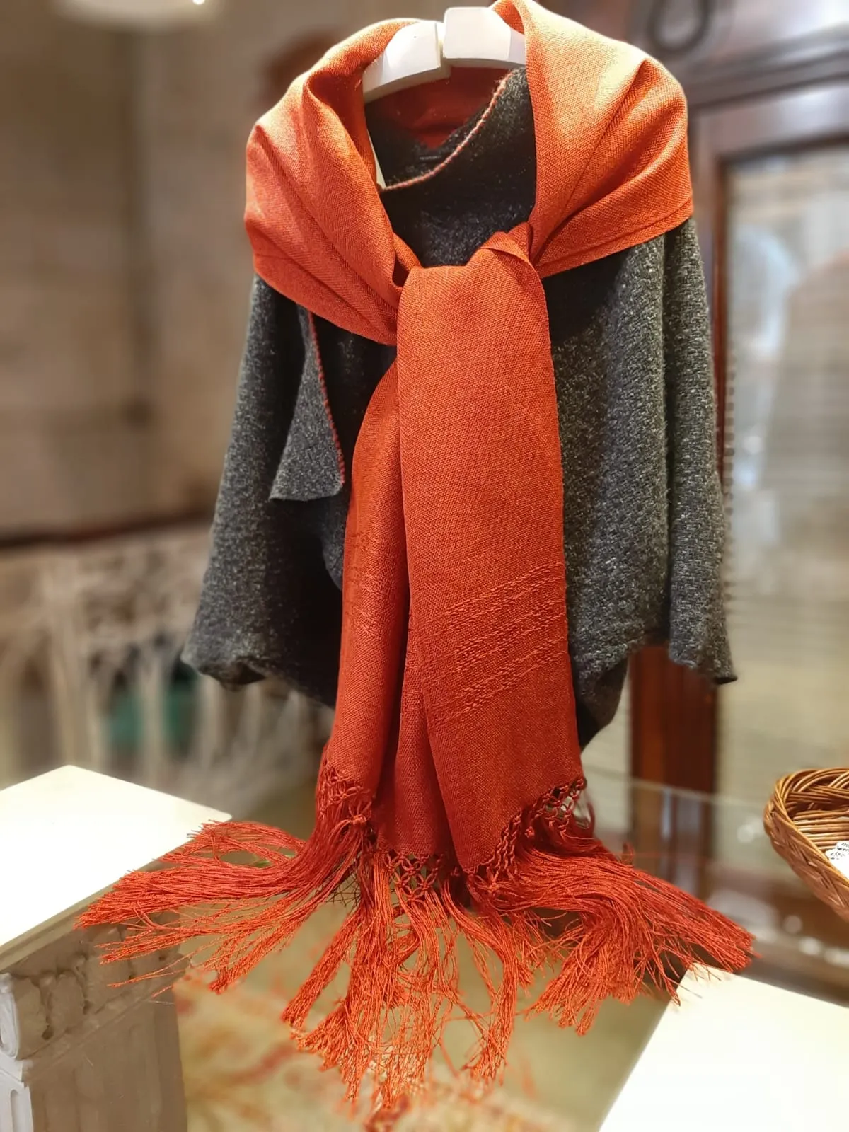 Chal color teja elaborado a mano en telar tradicional gallego - Imagen 2