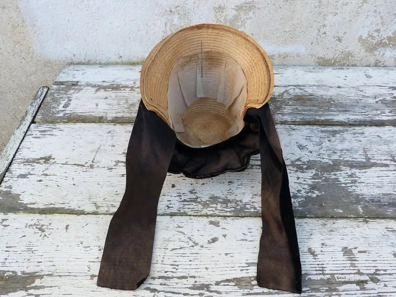 Bonete victoriano con cinta de terciopelo negro