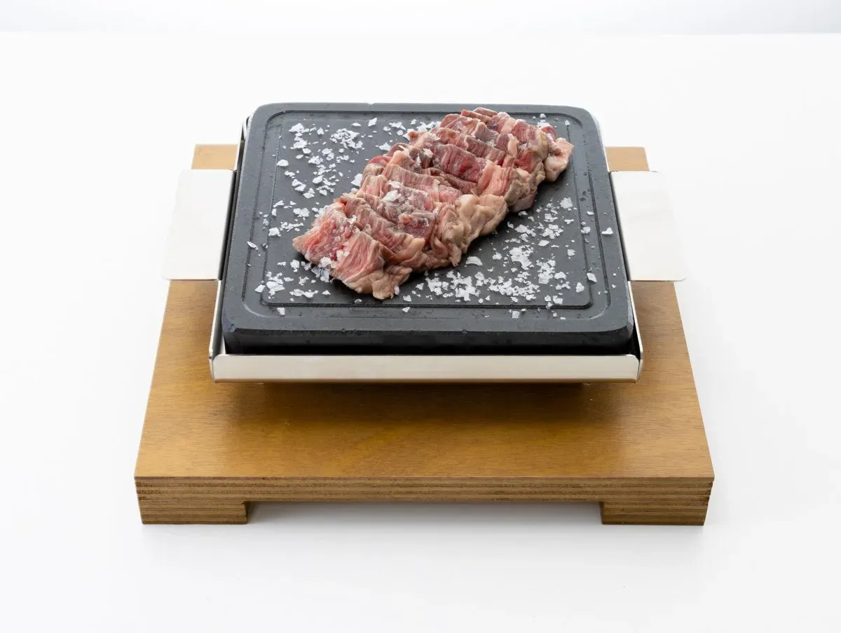 Piedra para carne a la piedra 20×20 3cm + soporte inox + base madera - Imagen 3