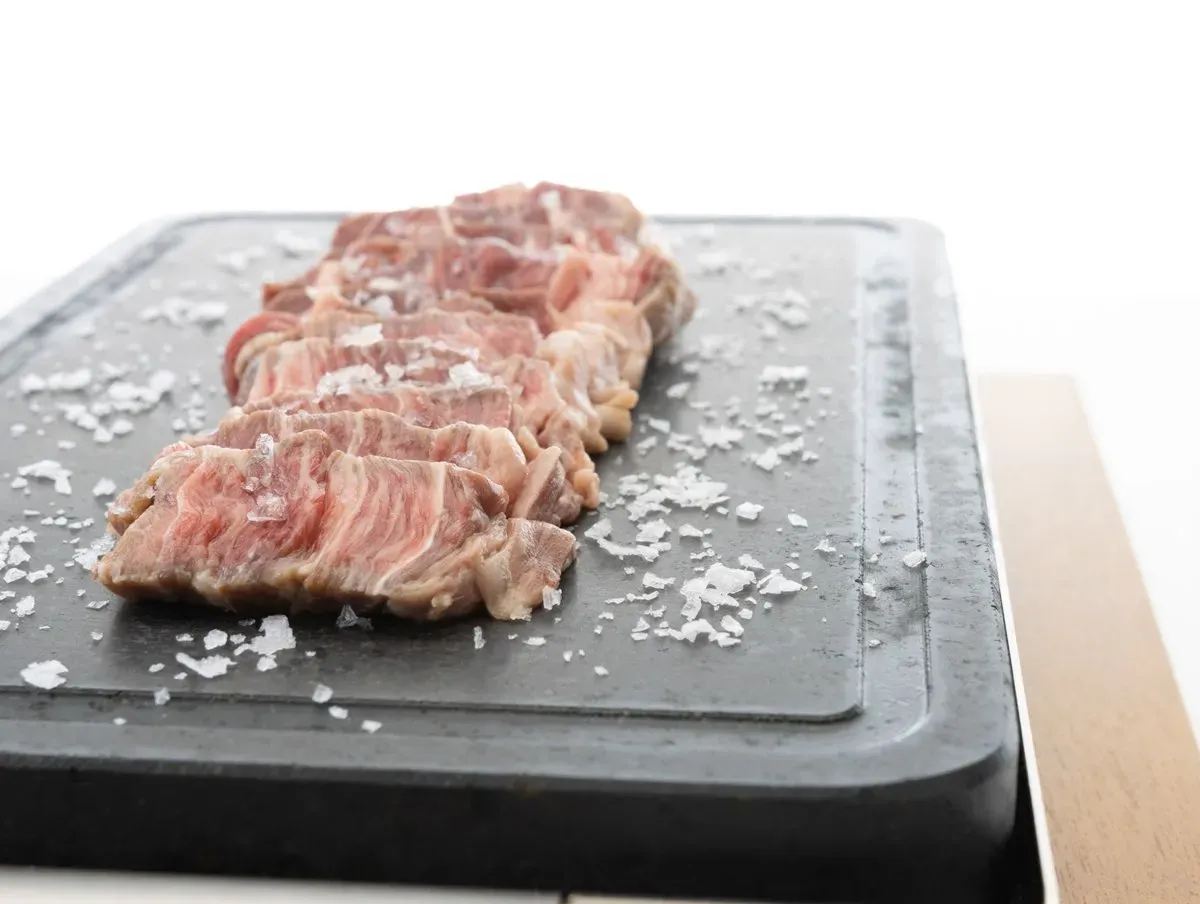 Piedra para carne a la piedra 30×20 3cm + soporte inox + base madera - Imagen 6